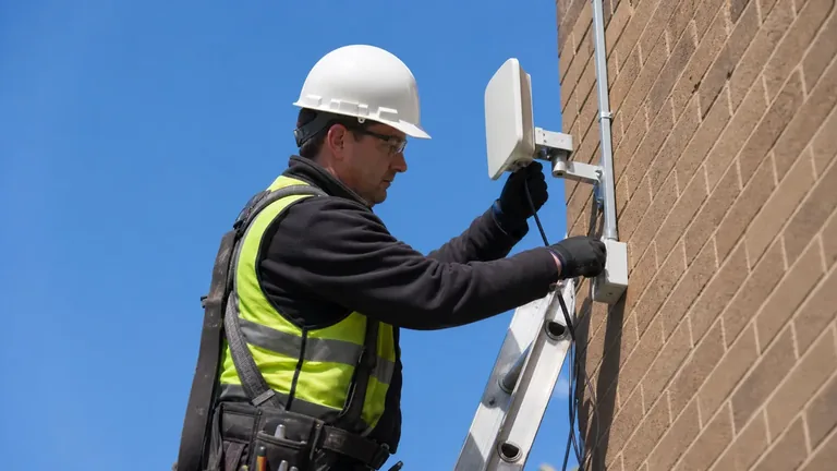 Installazione di un'antenna FWA TIM Business sull'edificio per portare la connettività wireless in azienda