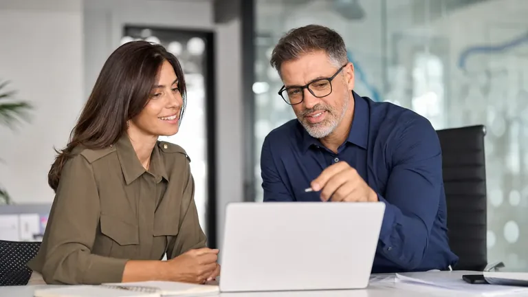 Consulente che assiste un cliente Consulente di telefonia che assiste un cliente nella gestione della linea internet aziendale